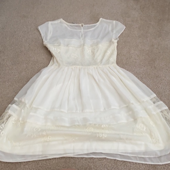 Abercrombie Fitch size 0 stain on front of dress - Picture 2 of 3